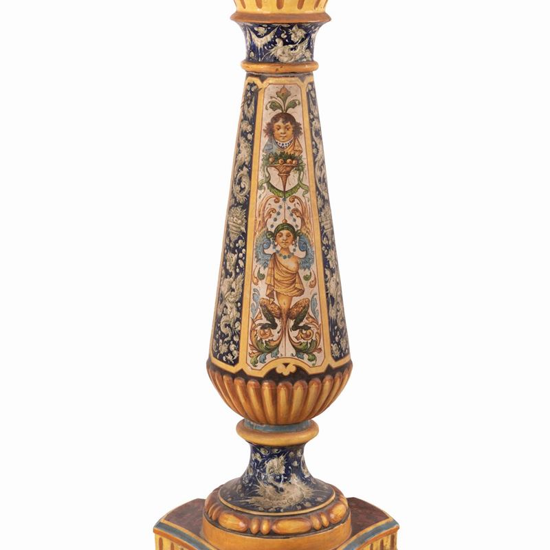 Colonna in maiolica di area metaurense con decori a raffaellesche policrome ispirate alla maiolic...