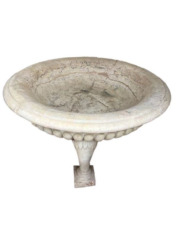 Fonte in marmo Botticino con vasca circolare a bordo esteroflesso e baccellata alla base