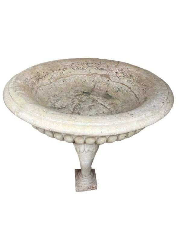 Grande fonte in marmo con vasca circolare a bordo estroflesso e baccellata 