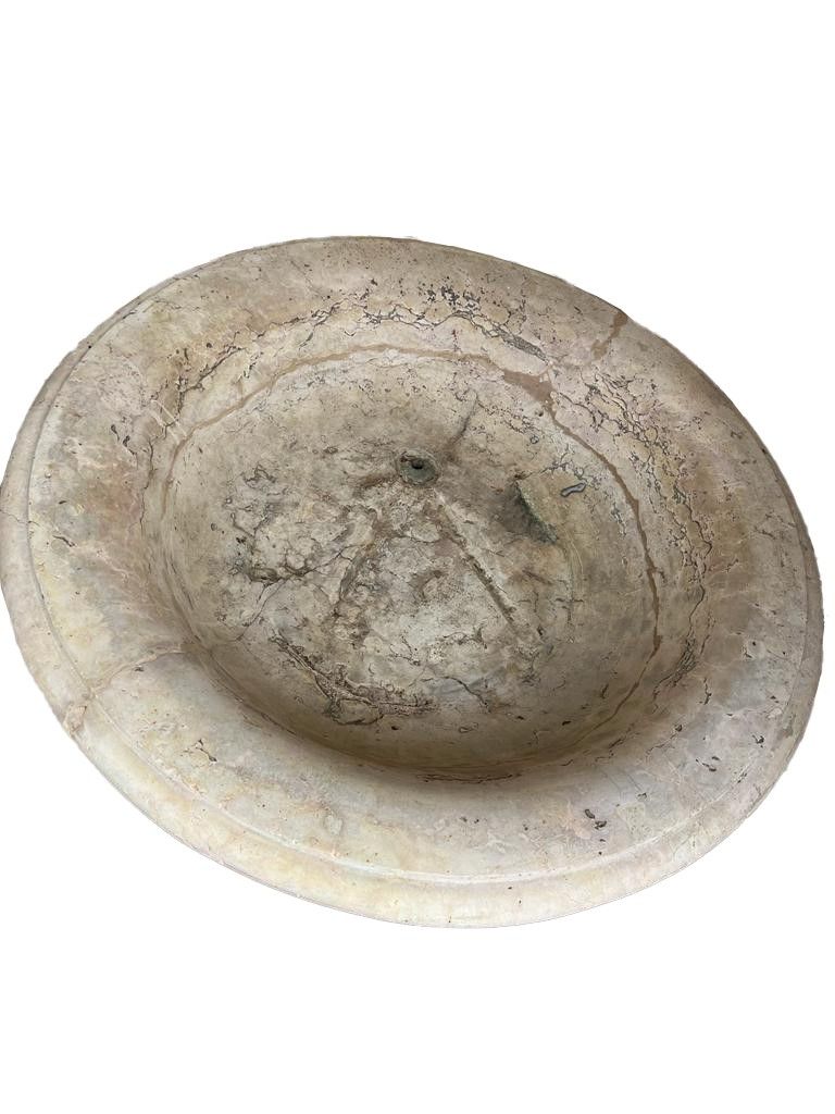 Grande fonte in marmo con vasca circolare a bordo estroflesso e baccellata