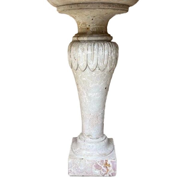 Grande fonte in marmo con vasca circolare a bordo estroflesso e baccellata