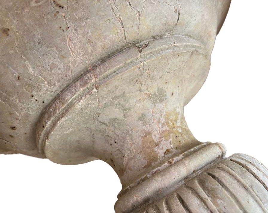 Grande fonte in marmo con vasca circolare a bordo estroflesso e baccellata