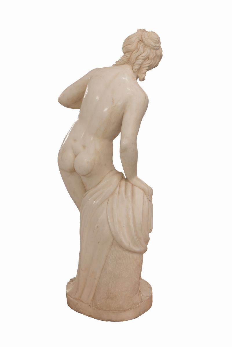 Scultura in Marmo Statuario Bianco Raffigurante "venere al Bagno". Firmata alla Base F.a.