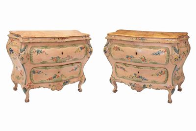 Coppia di Cassettoni, in Legno Laccato, Decorati da Composizioni di Fiori Sparse Dipinte in Vivac...