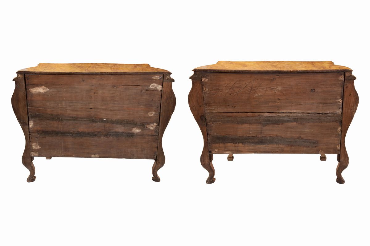 Manifattura Veneta del XIX Secolo - Coppia di Cassettoni, in Legno Laccato, Decorati da Composizi...