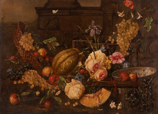 Pittore del Nord Europa del XIX secolo - Natura morta con frutta e fiori con vassoio in maiolica su un piano, con rovine sullo sfondo