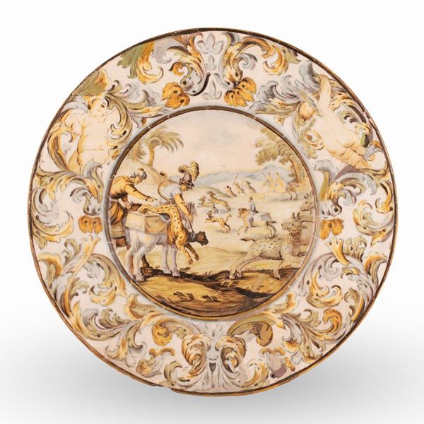 Carlo Antonio Grue - Maiolica decorata in policromia. Nel cavetto è raffigurata una scena di caccia all'antilope con leopardo, con cacciatori a cavallo in un paesaggio africano. 