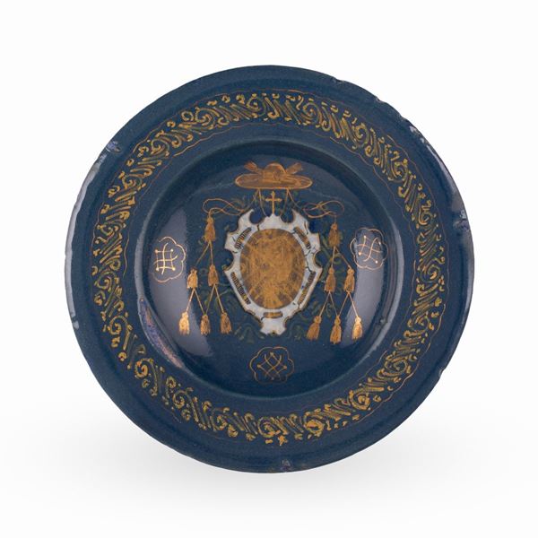 Bottega di Orazio Pompei, Castelli, inizi XVII secolo - Piatto turchino in maiolica decorato in oro bianco con l'arma vescovile Farnese