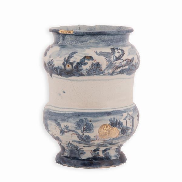 Manifattura di Savona del XVIII secolo - Albarello in maiolica a fondo bianco decorato nei toni del blu con putti e paesaggi