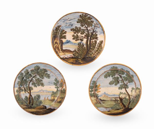 Manifattura castellana del XVIII secolo - Lotto di 3 piatti decorati in policromia con paesaggi alberati e personaggi