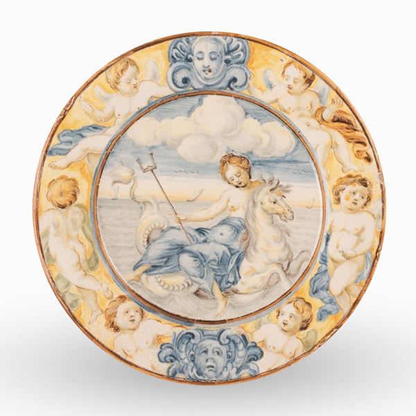 Manifattura castellana del XVIII secolo - Piatto in maiolica con rappresentata al cavetto una scena mitologica con Anfitrite sul dorso di un cavallo marino. 