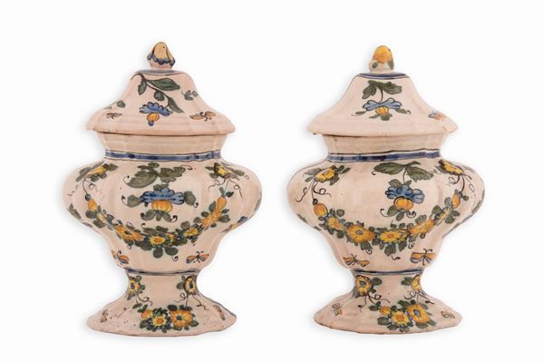 Manifattura di Bassano del Grappa del XIX secolo - Coppia di potiches in maiolica a smalto bianco, decorate con fiori e foglie. 