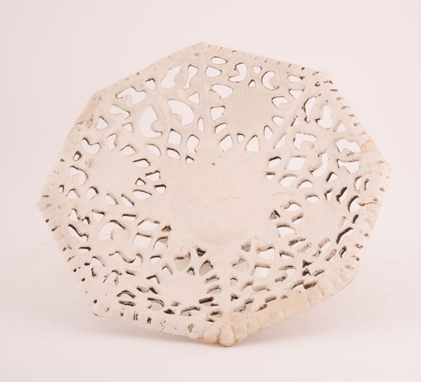 Manifattura di Faenza del XVIII secolo - Crespina in maiolica a fondo bianco, di forma ottagonale e traforata a formare motivo geometrico. 