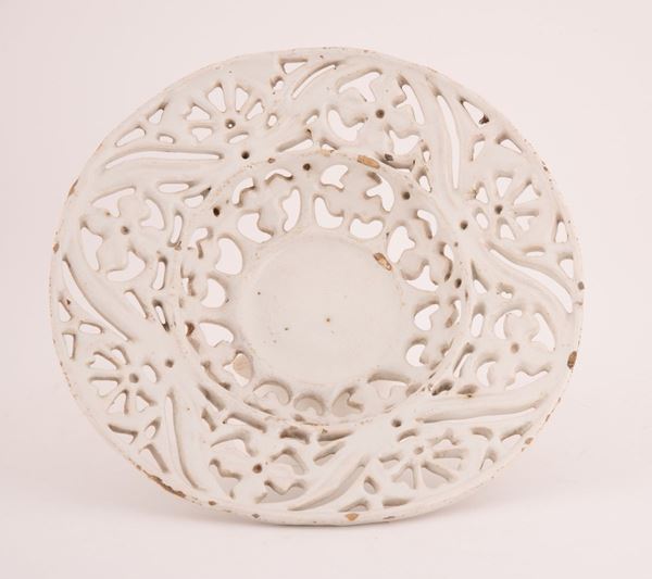 Manifattura di Faenza del XVIII secolo - Crespina in maiolica a fondo bianco e traforata a formare motivo geometrico. 