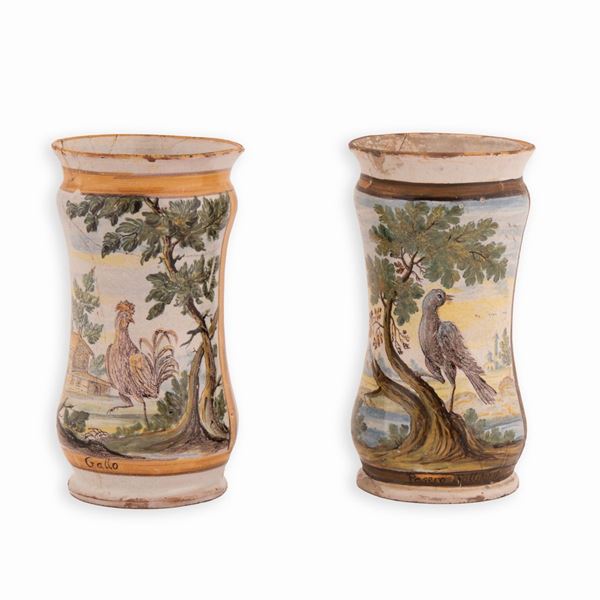 Manifattura castellana del XVIII secolo - Coppia di albarelli in maiolica decorati in policromia. Al centro rappresentati rispettivamente un gallo e un passero in paesaggio. 
