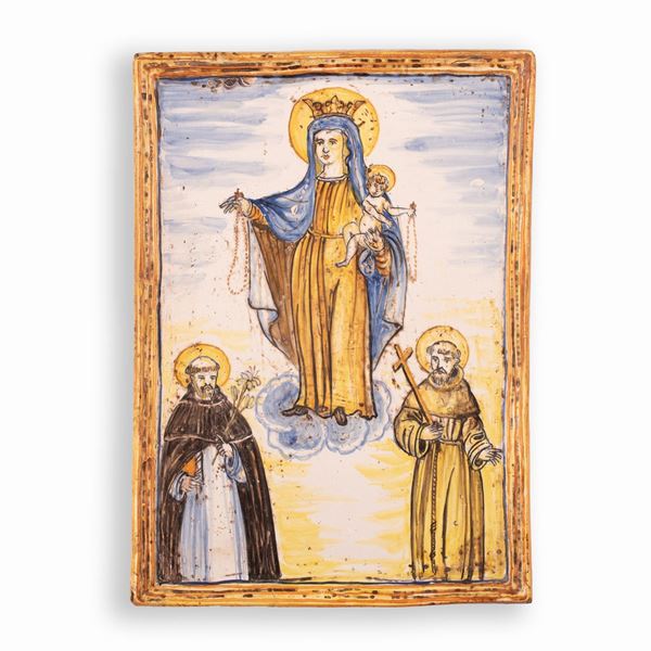 Manifattura castellana del XIX secolo - Placca devozionale in maiolica policroma con la rappresentazione della Madonna del Rosario con il Bambino, Sant'Antonio da Padova e San Francesco