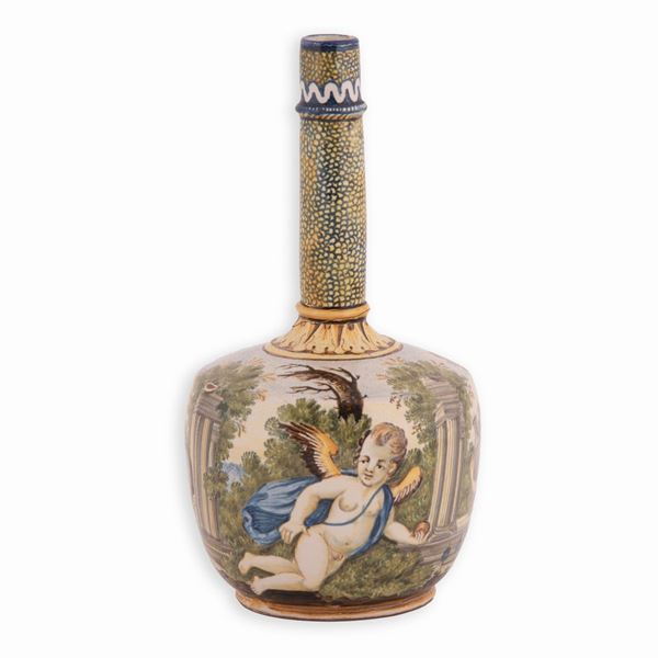 Manifattura abruzzese del secolo XIX - Bottiglia in maiolica dipinta in policromia, forma arrotondata con spalla molto piana e collo cilindrico portato alto, base appena sottolineata