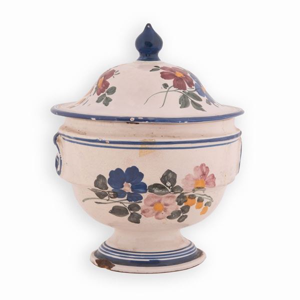 Manifattura castellana del XIX secolo - Zuppiera in maiolica decorata in policromia con motivi floreali e bordatura in blu. Ai lati maniglie incavate. Coperchio con presa in blu. 
