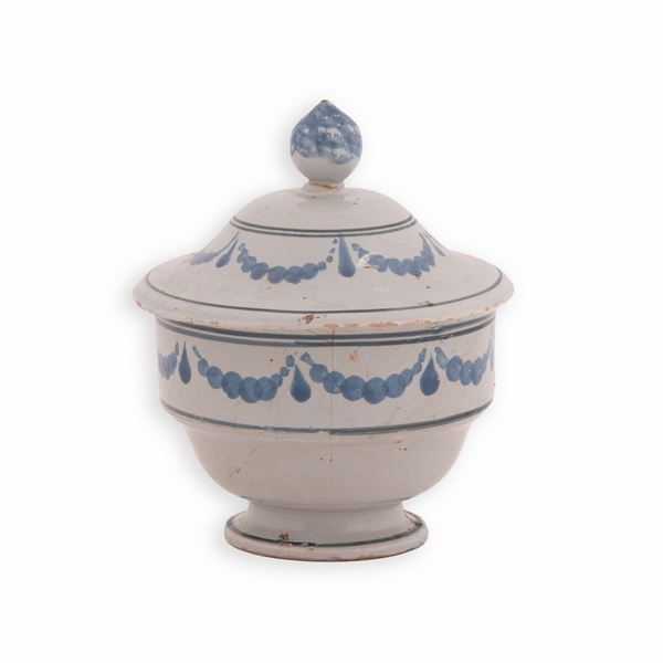 Manifattura castellana della fine del XVIII secolo - Zuppiera in maiolica a fondo berrettino decorata con motivi a festoni. Coperchio ugualmente decorato. 