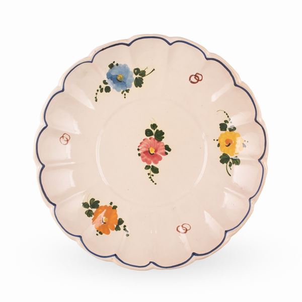 Manifattura castellana del XX secolo - Vassoio nuziale in maiolica di forma lobata decorato in policromia con fiori colorati e doppi anelli nuziali beneauguranti. 