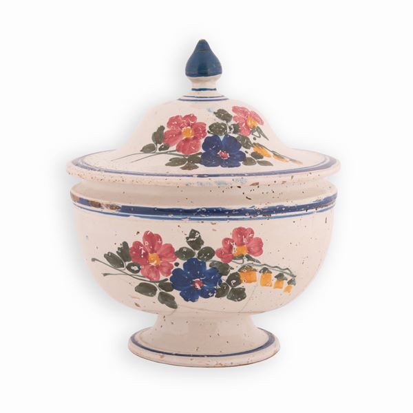 Manifattura castellana del XIX secolo - Zuppiera in maiolica decorata in policromia con motivi floreali e bordature in blu. Coperchio con presa in blu. 