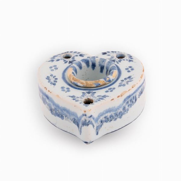 Manifattura francese del XVIII secolo - Calamaio in maiolica a forma di cuore con decorazione floreale nei toni del blu.