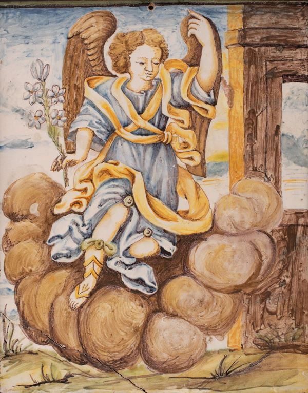 Manifattura castellana del XIX secolo - Grande placca in maiolica decorata in policromia con angelo annunciante poggiato su una nuvola in paesaggio con rovine. 