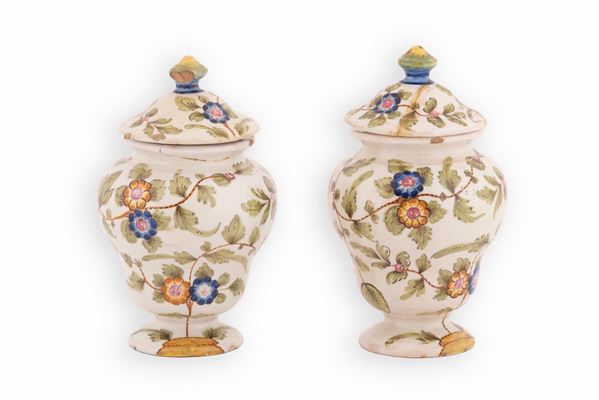 Manifattura Molaroni XIX secolo - Coppia di potiches in maiolica a fondo bianco, decorati in policromia con tipico motivo a "tacchiolo"