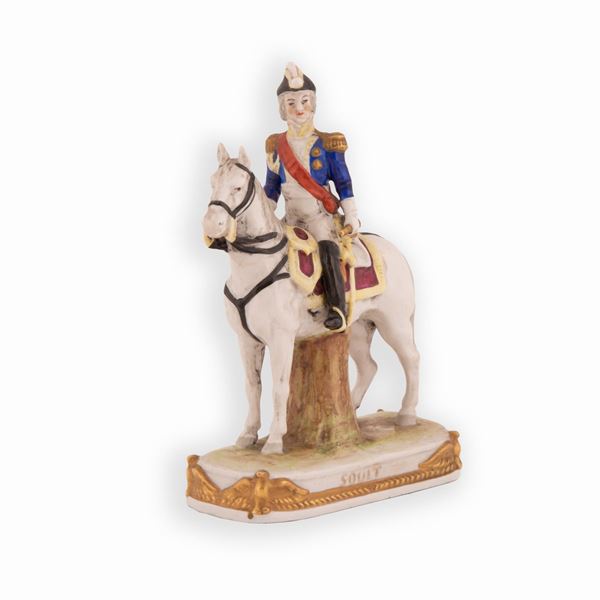 Manifattura Ginori del XIX secolo - Statuina in porcellana decorato in policromia raffigurante ufficiale a cavallo.