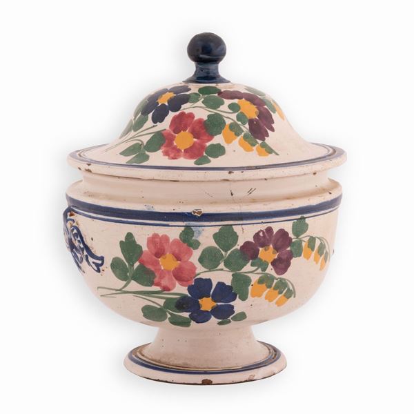 Manifattura castellana del XIX secolo - Zuppiera in maiolica decorata in policromia con motivi floreali e bordatura in blu