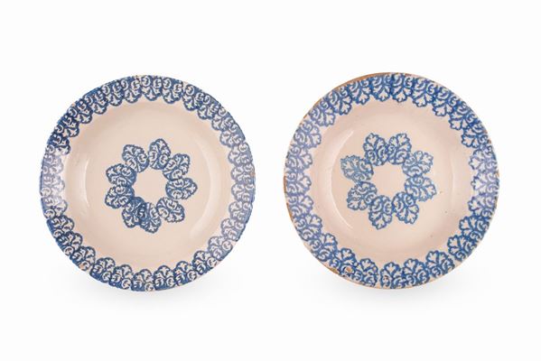 Manifattura castellana del XIX secolo - Coppia di piatti a fondo bianco con decoro vegetale blu a spugnetta