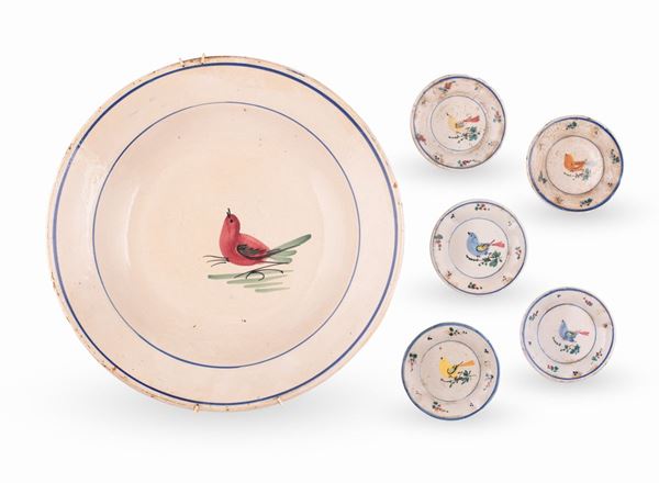 Manifattura castellana del XIX secolo - Grande piatto da portata e 5 piattini in maiolica a fondo bianco decorati in policromia. Al centro del cavetto figura di uccello.