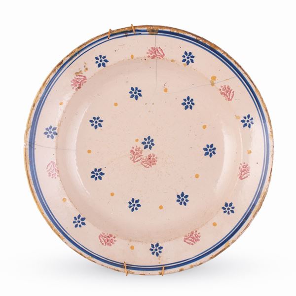 Manifattura castellana del XIX secolo - Grande piatto da portata in maiolica a fondo bianco, decorato in policromia con fiori e motivi vegetali blu e rossi realizzati a spugnetta.