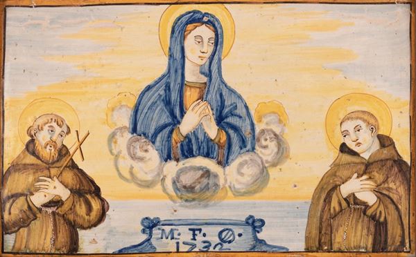 Maestro castellano attivo tra il terzo ed il quarto decennio del XVIII secolo - Mattonella maiolicata raffigurante la Vergine Maria tra i Santi Francesco d'Assisi e Antonio da Padova.