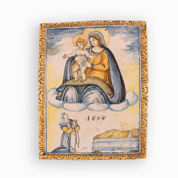 Manifattura castellana operante nel quarto decennio del XVII secolo - Mattonella devozionale in maiolica raffigurante l'apparizione della Madonna con il Bambino ad una figura femminile stante in posizione orante.