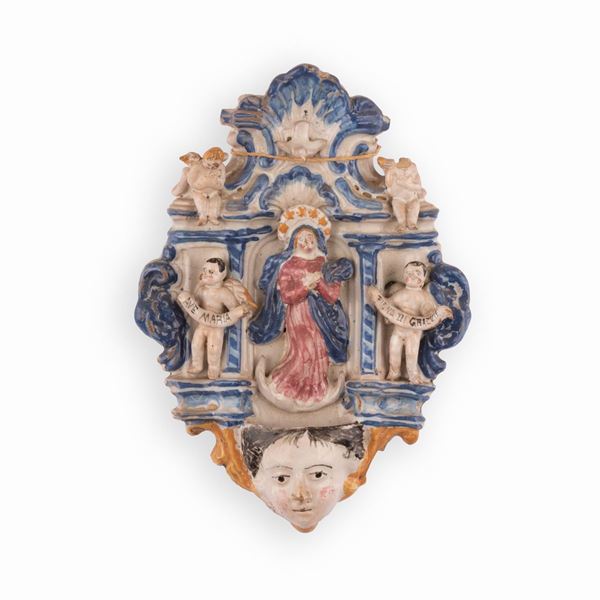 Manifattura castellana attiva negli ultimi decenni del XIX secolo - Acquasantiera in maiolica con decorazioni e figure in rilievo, recante al centro l'effigie dell'Immacolata.