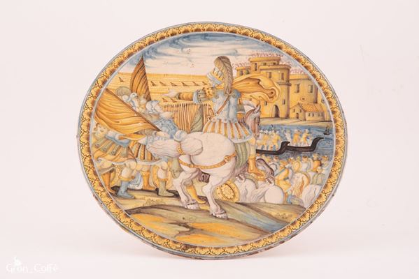 Manifattura castellana dell'ultimo quarto del XVII secolo. Bottega Grue (?) - Alzata in maiolica istoriata con una scena bellica. La presa di Gerusalemme. Il soggetto in primo piano rimanda a una incisione del Tempesta.