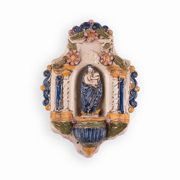 Manifattura castellana attiva tra la fine del XVIII e la prima met&#224; del XIX secolo - Acquasantiera in maiolica decorata con elementi a rilievo e nell'edicola centrale, con l'effigie della Madonna con il Bambino.