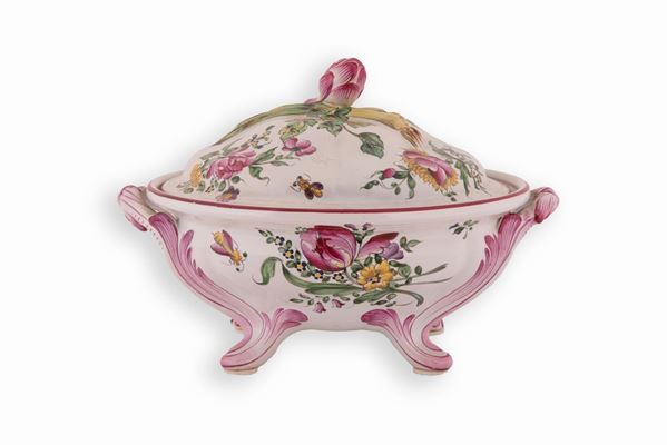 Manifattura di Sceaux della met&#224; del XVIII secolo - Zuppiera in maiolica decorata con elementi naturalistici a rilievo e con mazzetti di fiori sparsi, dipinti sul coperchio e sulla base.