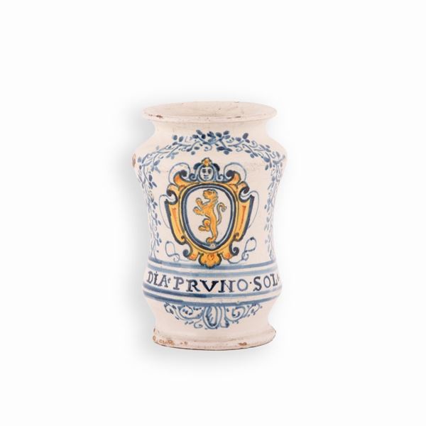Manifattura castellana del XVII secolo - Albarello in maiolica decorato con uno stemma gentilizio racchiuso da una ghirlandina compendiaria