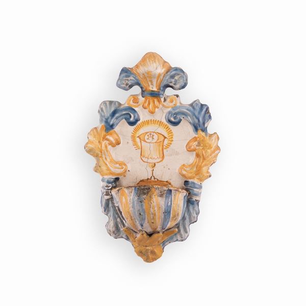Manifattura castellana del XVIII secolo - Acquasantiera in maiolica con decori a rilievo centrati dai simboli eucaristici