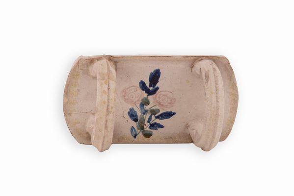 Manifattura abruzzese attiva tra il tardo XIX ed i primi del  XX secolo. - Schiacciapatate in maiolica con decoro floreale stilizzato