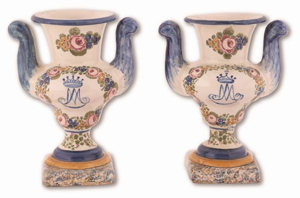 Angelo Maria Celli - Coppia di vasi da altare in maiolica recanti monogramma mariano coronato, incorniciato da una ghirlandina fiorita