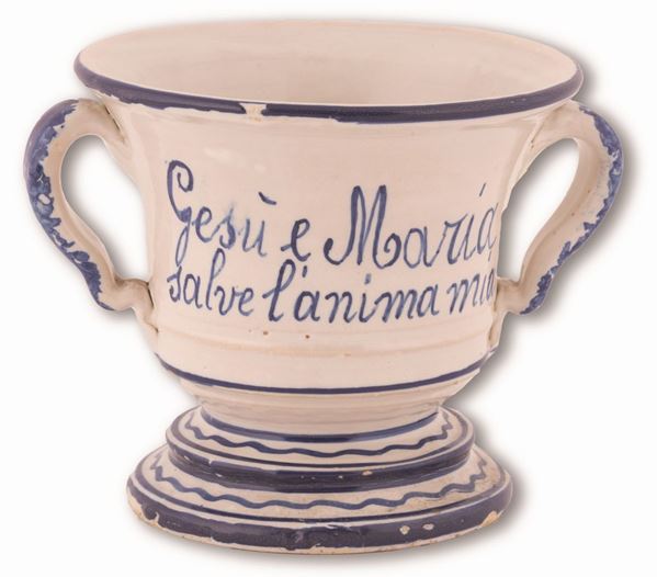 Manifattura dell'Italia meridionale del XIX secolo - Coppa biansata in maiolica decorata con l'iscrizione: "Gesù lumen de' Grazie ".