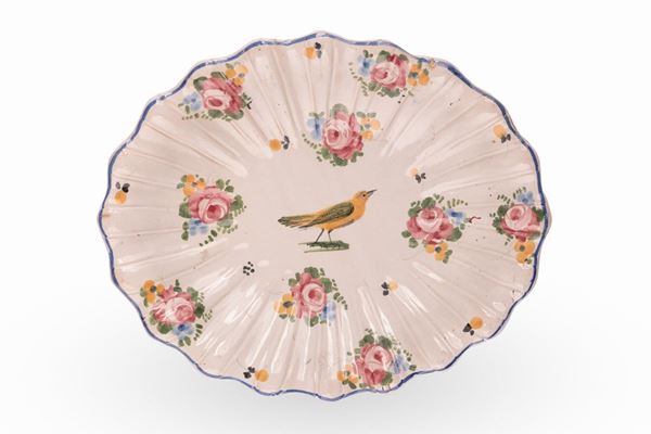 Manifattura castellana o abruzzese attiva nella prima met&#224; del XIX secolo. - Vassoio in maiolica decorato mazzetti di fiori sparsi ed un uccellino