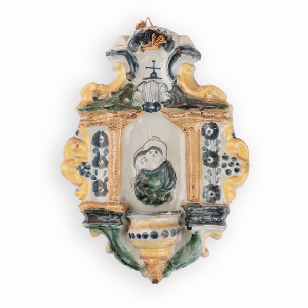 Manifattura castellana del XIX secolo - Acquasantiera in maiolica decorata con elementi in  rilievo e l'effigie della Madonna con  Bambino, nell'edicola centrale.