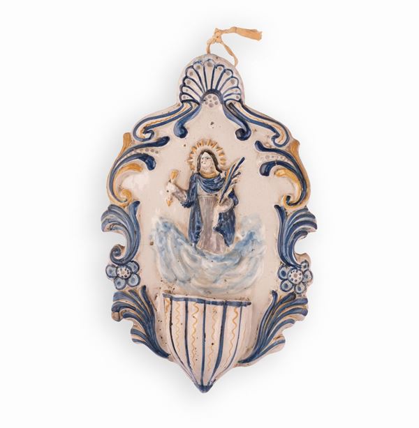 Manifattura castellana attiva tra la fine del XVIII e la prima met&#224; del XIX secolo - Acquasantiera in maiolica decorata con elementi in rilievo e la figura di Sant'Orsola Martire. nell'edicola centrale