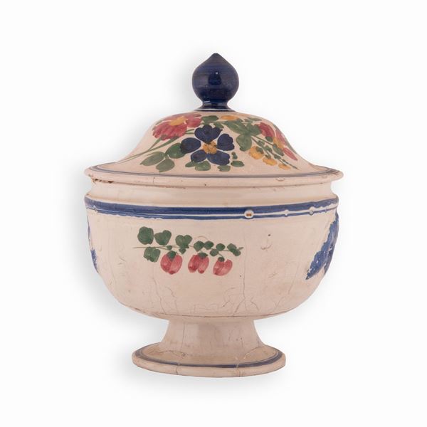 Manifattura castellana attiva negli ultimi decenni del XIX secolo - Zuppiera in maiolica decorata con elementi floreali sparsi sul coperchio e sul corpo
