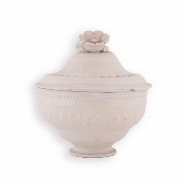 Manifattura Ginori del XIX secolo - Zuppiera in maiolica con decori naturalistici a rilievo (pomo a melograno)