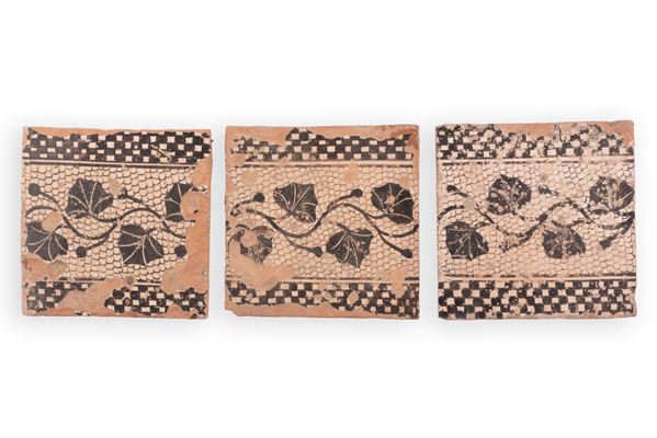 Manifattura Del Vecchio o Giustiniani (?), Napoli XIX secolo - Tre piastrelle in terraglia decorata con motivi geometrici e fitomorfi a finto mosaico
